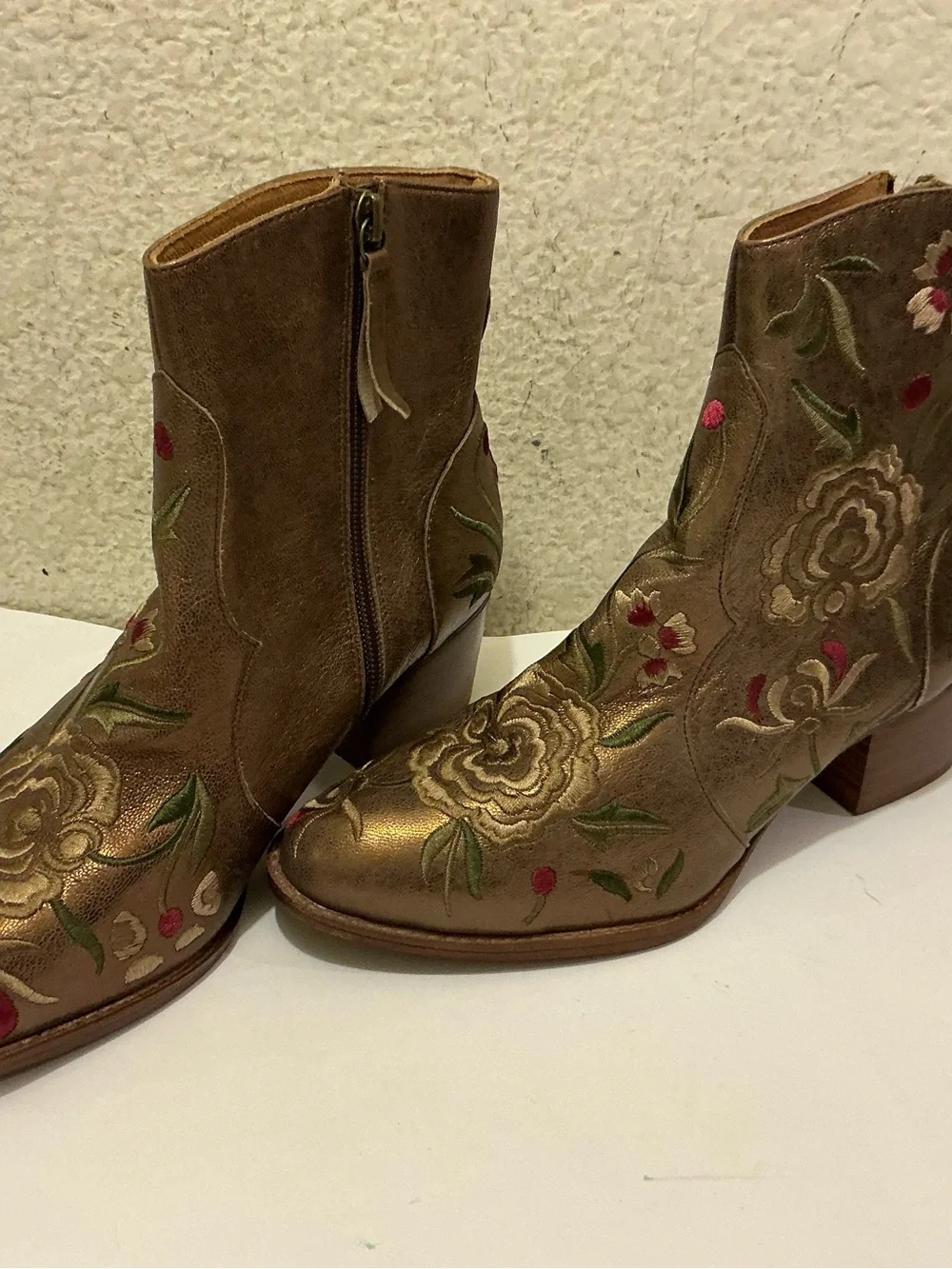 Sofft Metallic Rose Gold Floral Embroidered Ankle Boot size 9M